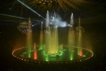 Gran Circ de Nadal de Girona sobre Aigua Angelica Prokhorova - cintes aèries dins les fonts - Vista general
